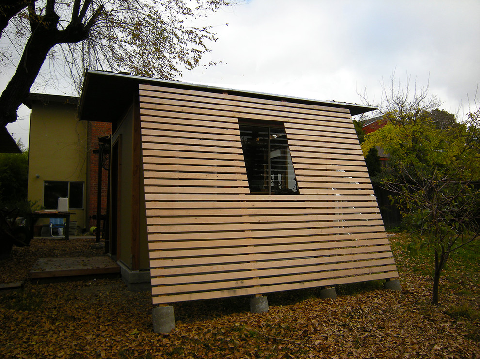 Cette photo montre un abri de jardin séparé moderne avec un bureau, studio ou atelier.