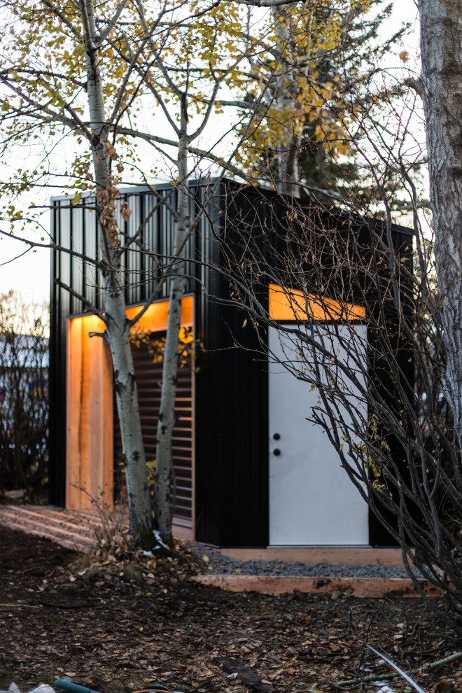 Aménagement d'un petit abri de jardin séparé moderne avec un bureau, studio ou atelier.