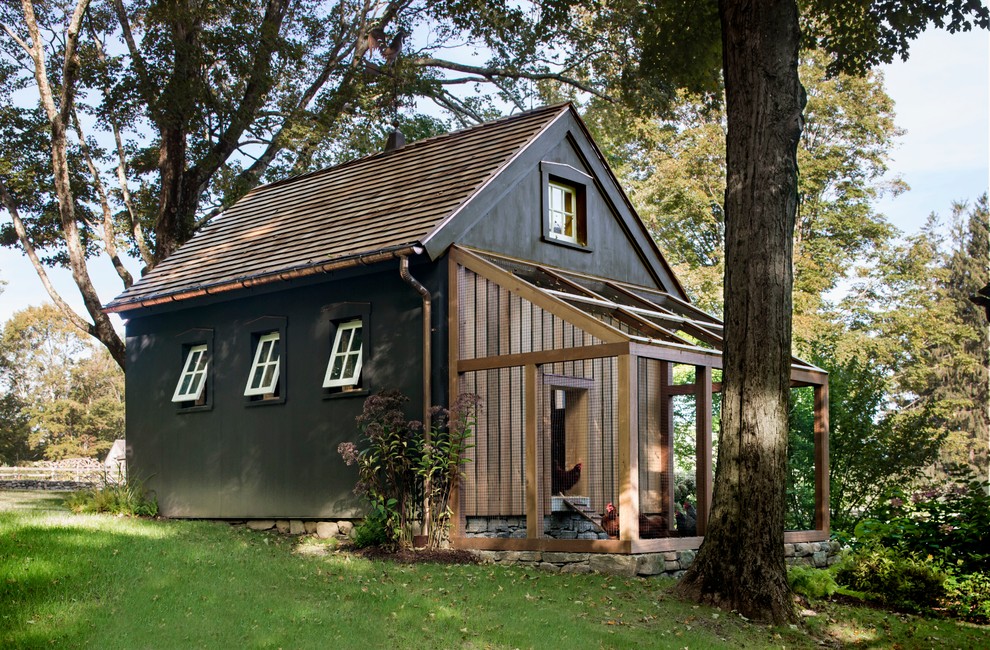 Mid-sized cottage detached barn photo in New York