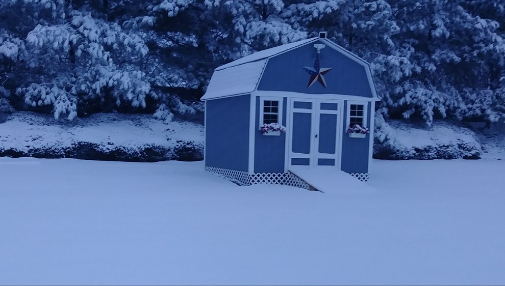 ローリーにあるトラディショナルスタイルのおしゃれな物置小屋・庭小屋の写真