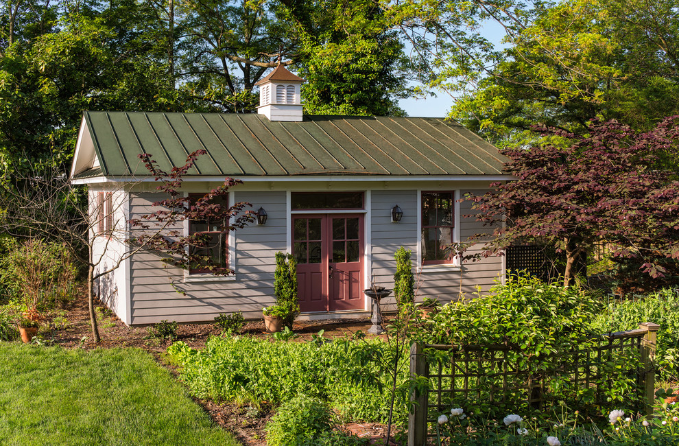 リッチモンドにある中くらいなトラディショナルスタイルのおしゃれな物置小屋・庭小屋の写真