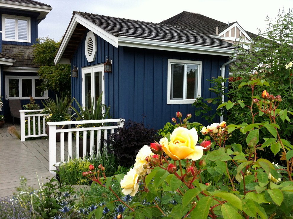Design ideas for a traditional garden shed and building in Vancouver.