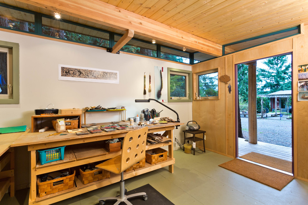 Cette photo montre un abri de jardin montagne de taille moyenne avec un bureau, studio ou atelier.