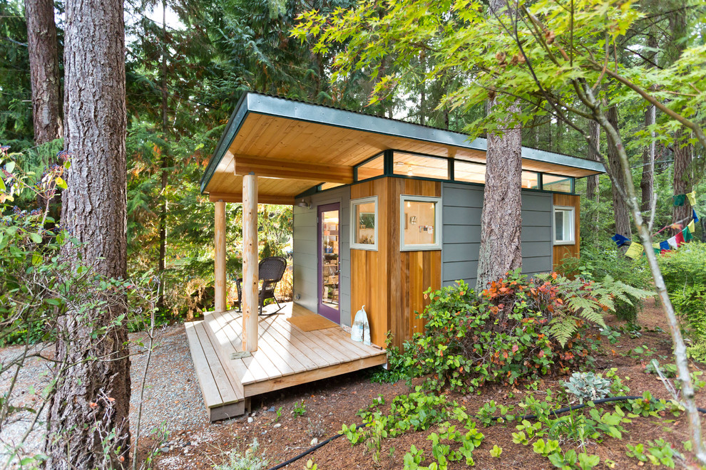 Idée de décoration pour un petit abri de jardin séparé minimaliste avec un bureau, studio ou atelier.