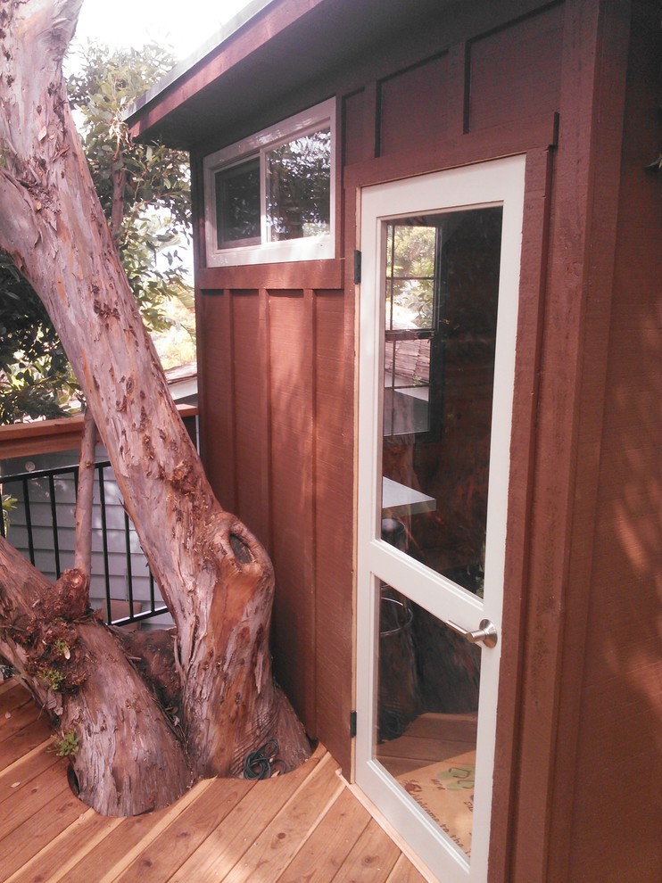 Photo of a medium sized nautical detached office/studio/workshop in San Diego.