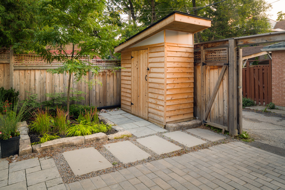 Свежая идея для дизайна: маленький отдельно стоящий сарай на участке в стиле модернизм для на участке и в саду - отличное фото интерьера