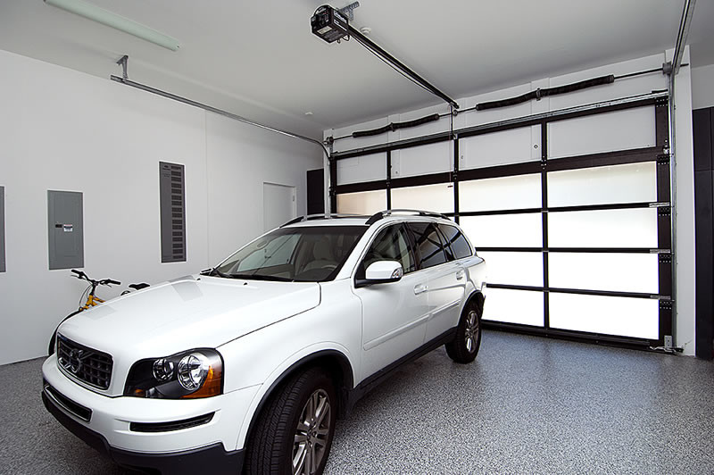Example of a minimalist garage design in Miami