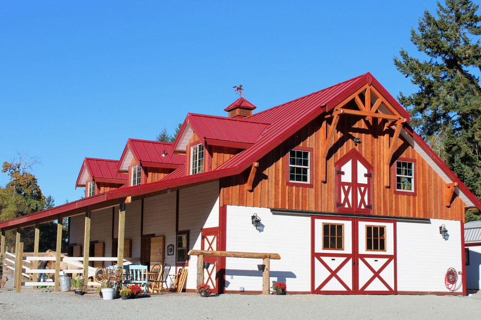 Idée de décoration pour une très grande grange séparée champêtre.