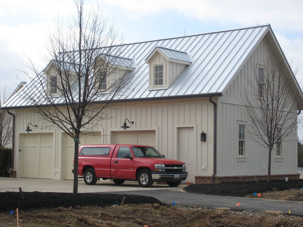 Example of a mid-sized cottage detached barn design in Columbus