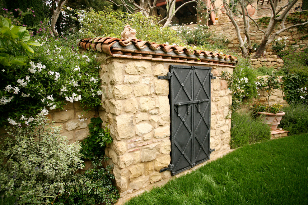 Idée de décoration pour un abri de jardin séparé méditerranéen de taille moyenne.