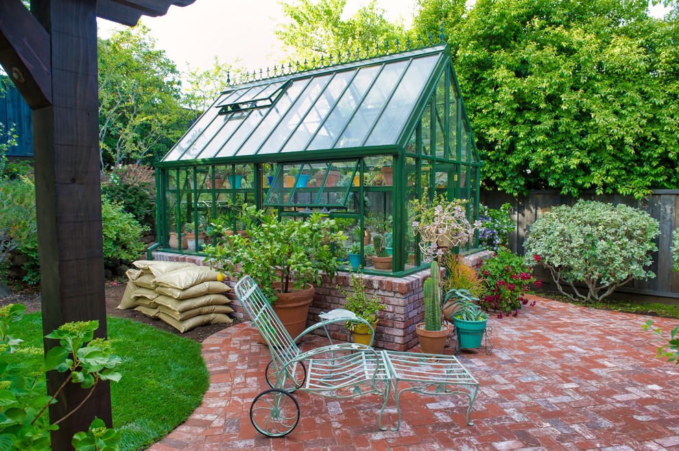 Inspiration för en mellanstor vintage fristående garage och förråd, med växthus