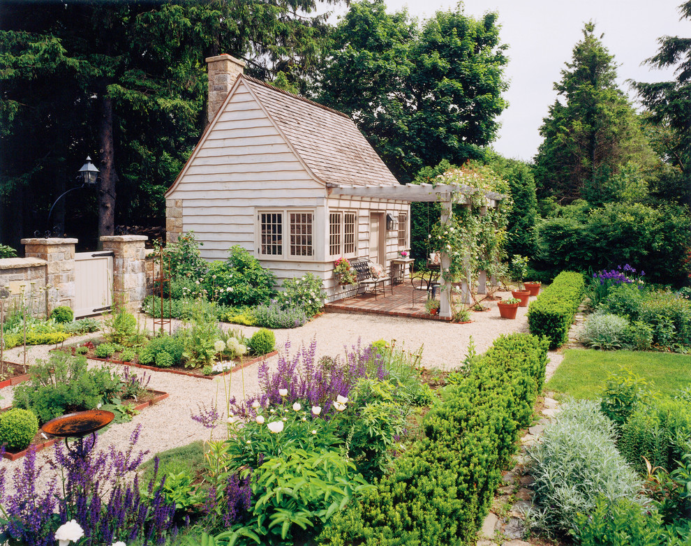 Foto på ett mellanstort fristående trädgårdsskjul