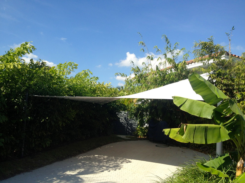 マイアミにあるトロピカルスタイルのおしゃれな物置小屋・庭小屋の写真