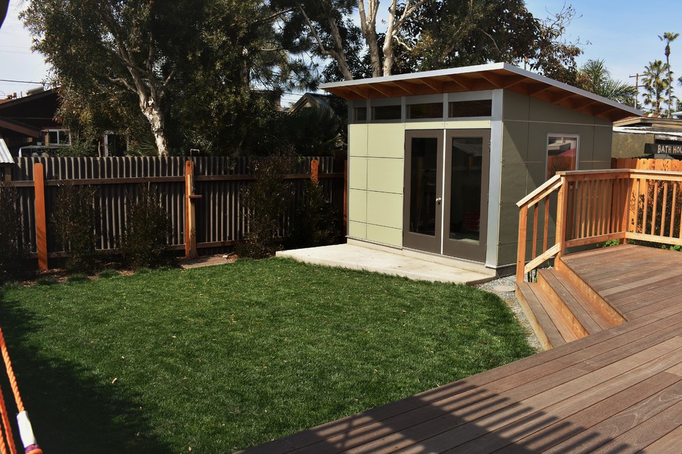 Example of a mid-sized minimalist detached studio / workshop shed design in San Diego