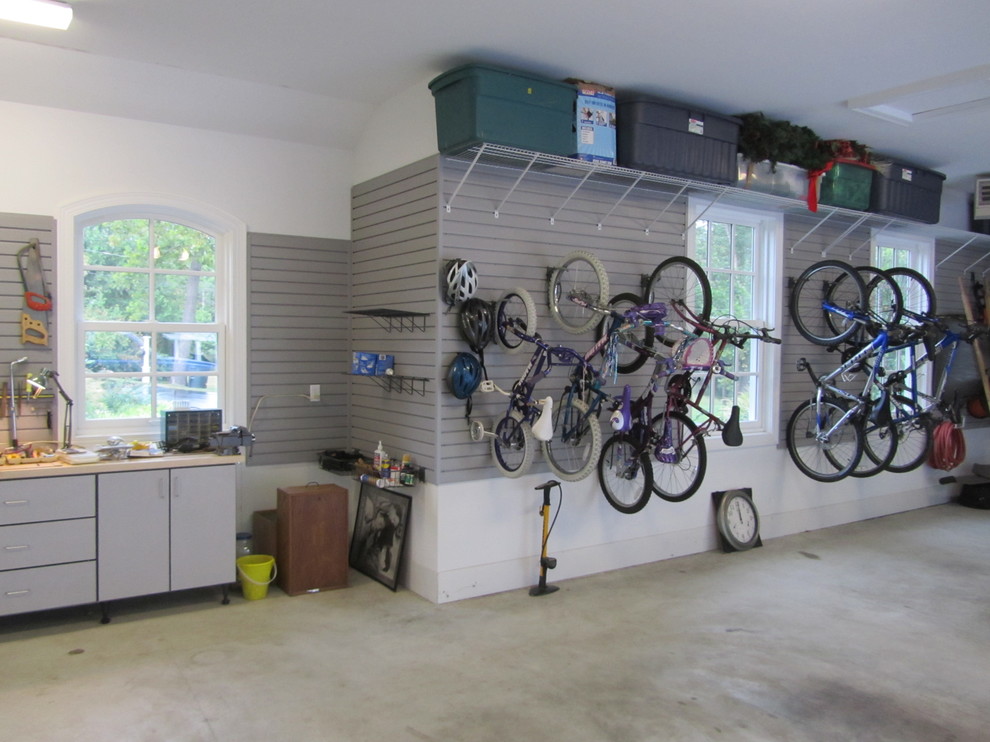 Immagine di garage e rimesse chic di medie dimensioni con ufficio, studio o laboratorio