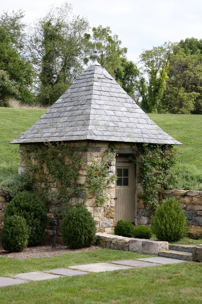 На фото: маленький отдельно стоящий сарай на участке в классическом стиле для на участке и в саду