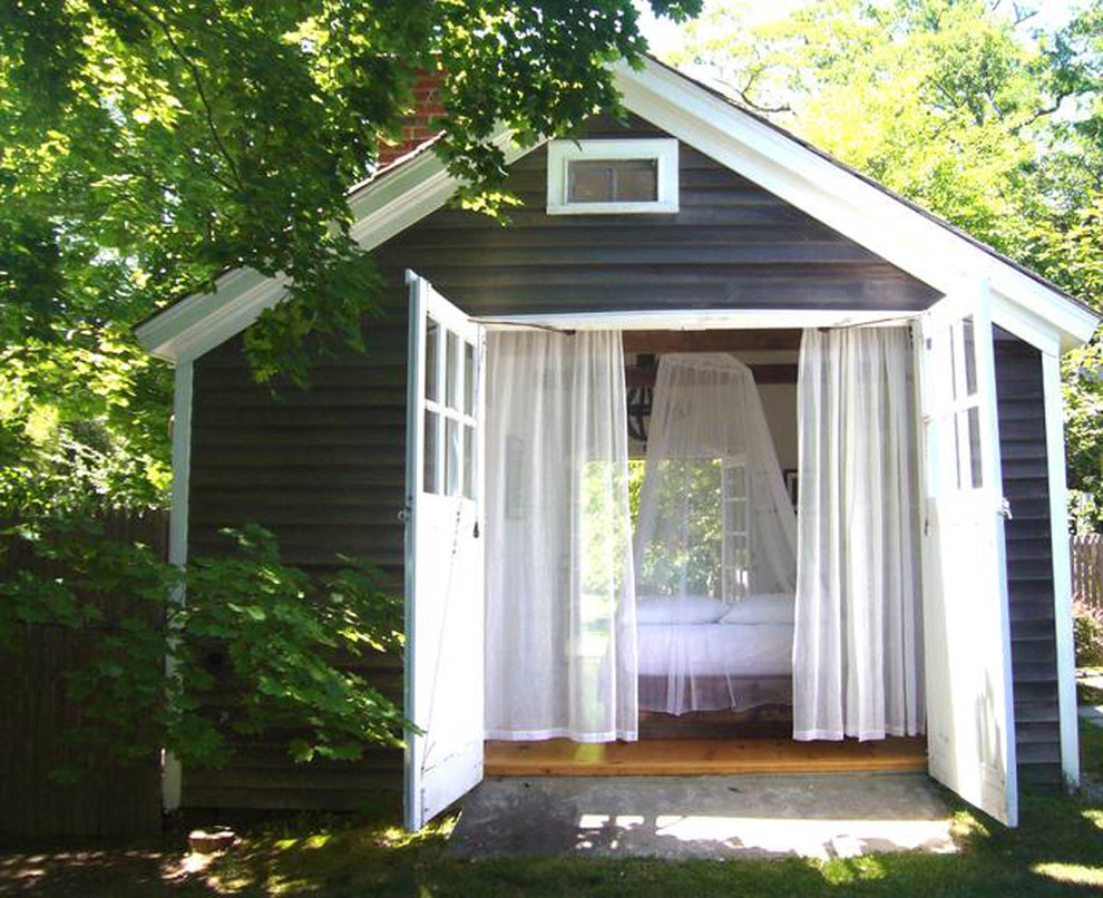 Inspiration for a shabby-chic style guesthouse remodel in New York