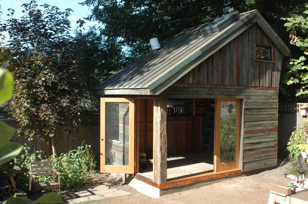 Пример оригинального дизайна: маленькая отдельно стоящая хозпостройка в стиле модернизм с мастерской для на участке и в саду