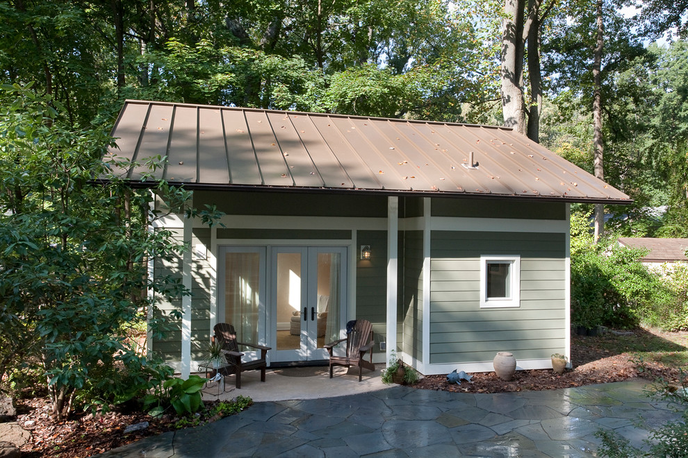 Стильный дизайн: маленький отдельно стоящий домик для гостей в современном стиле для на участке и в саду - последний тренд
