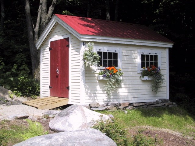 ポートランド(メイン)にある小さなトラディショナルスタイルのおしゃれな物置小屋・庭小屋の写真