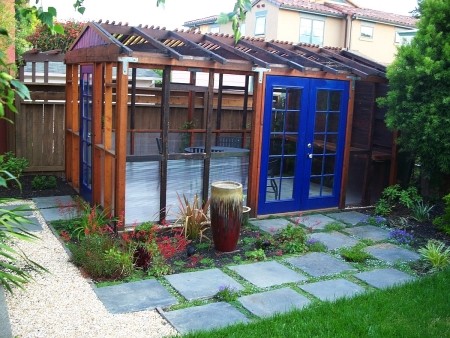 Idéer för en modern garage och förråd, med växthus