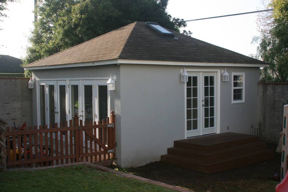 This is an example of a contemporary garden shed and building in Los Angeles.