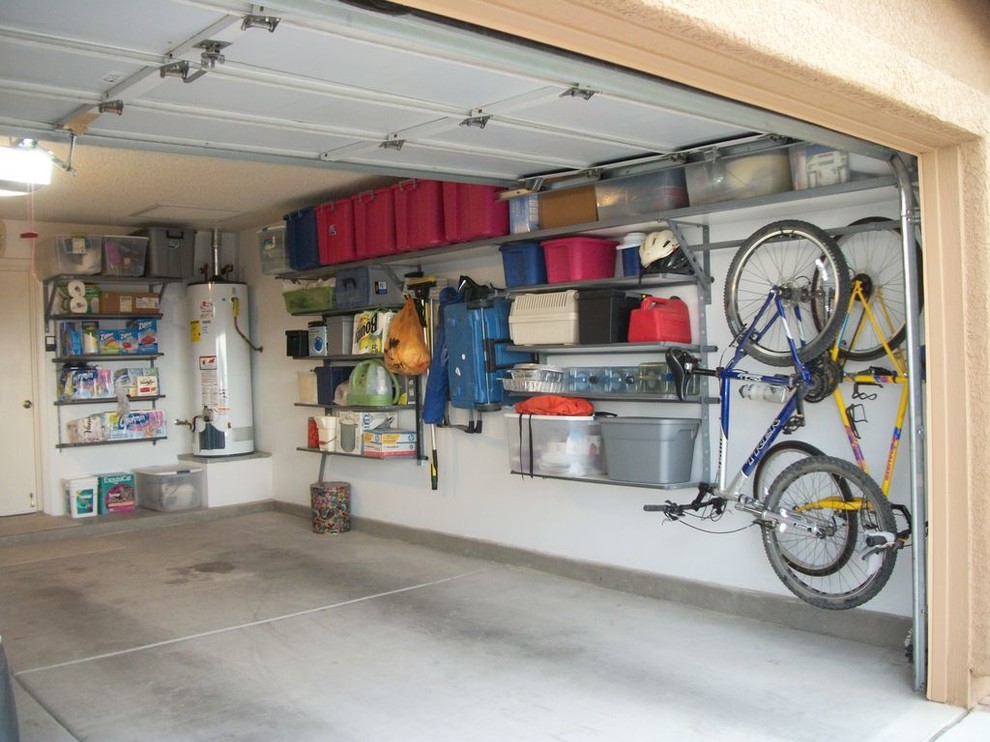 Inspiration pour un garage traditionnel.
