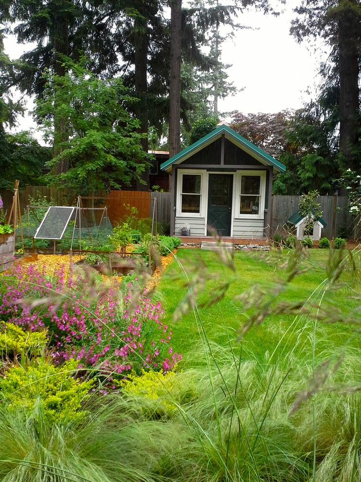 Immagine di un capanno da giardino o per gli attrezzi indipendente chic