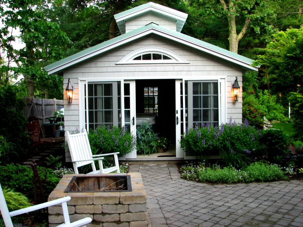 Idéer för att renovera en stor vintage fristående garage och förråd, med växthus