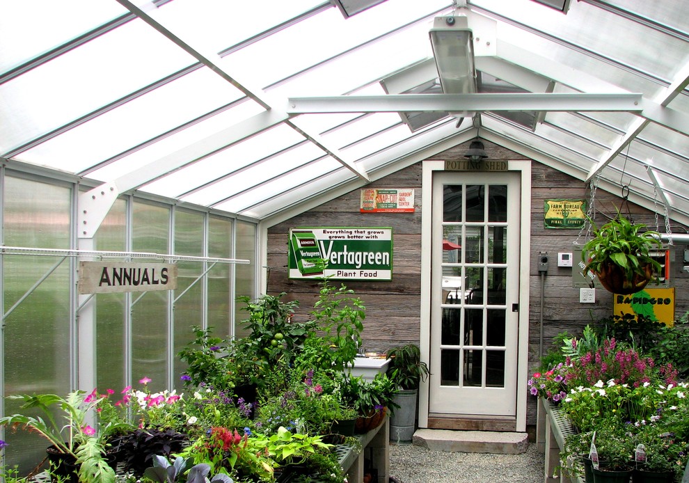 Idéer för mellanstora vintage fristående garager och förråd, med växthus