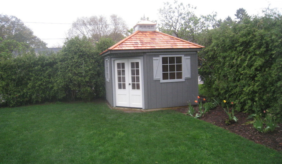 Cette photo montre un petit abri de jardin séparé craftsman.