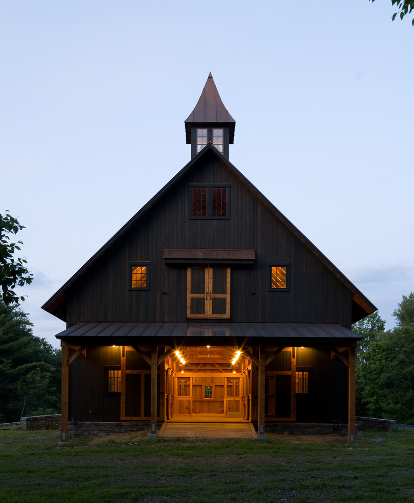 Photo of a farmhouse barn in New York.