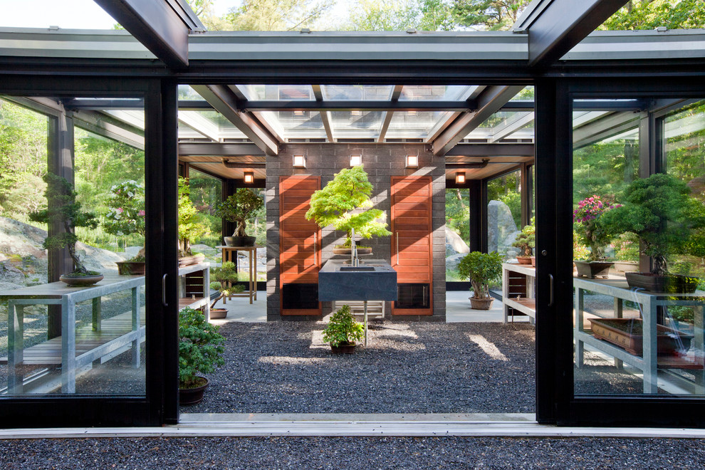 На фото: маленький отдельно стоящий сарай на участке в стиле модернизм для на участке и в саду