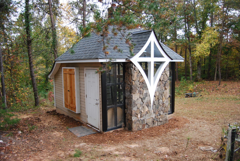 シャーロットにあるトランジショナルスタイルのおしゃれな物置小屋・庭小屋の写真