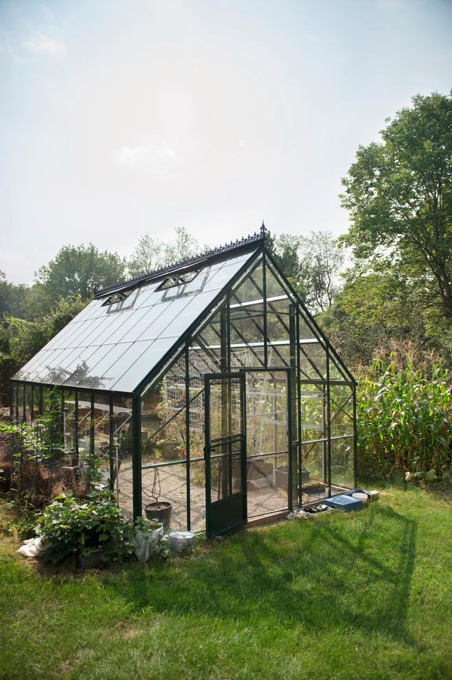 Idéer för att renovera en vintage fristående garage och förråd, med växthus