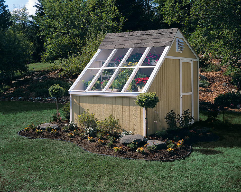 Exempel på en mellanstor klassisk fristående garage och förråd, med växthus