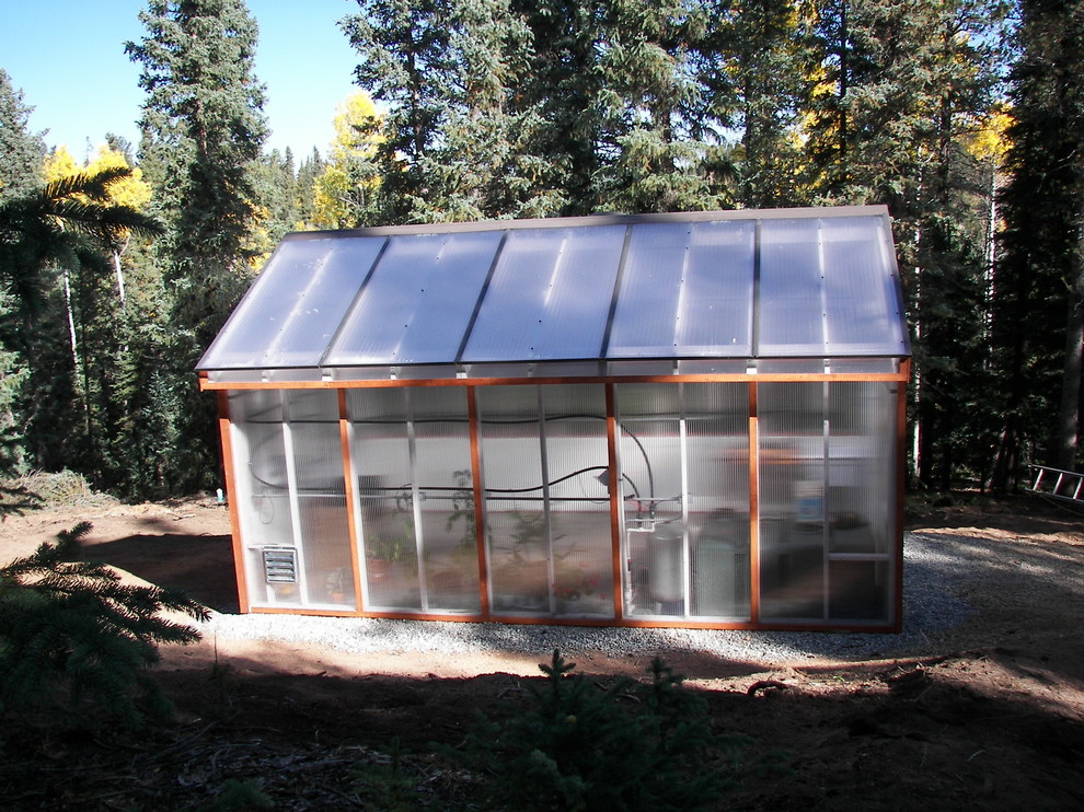 Exempel på en klassisk fristående garage och förråd, med växthus