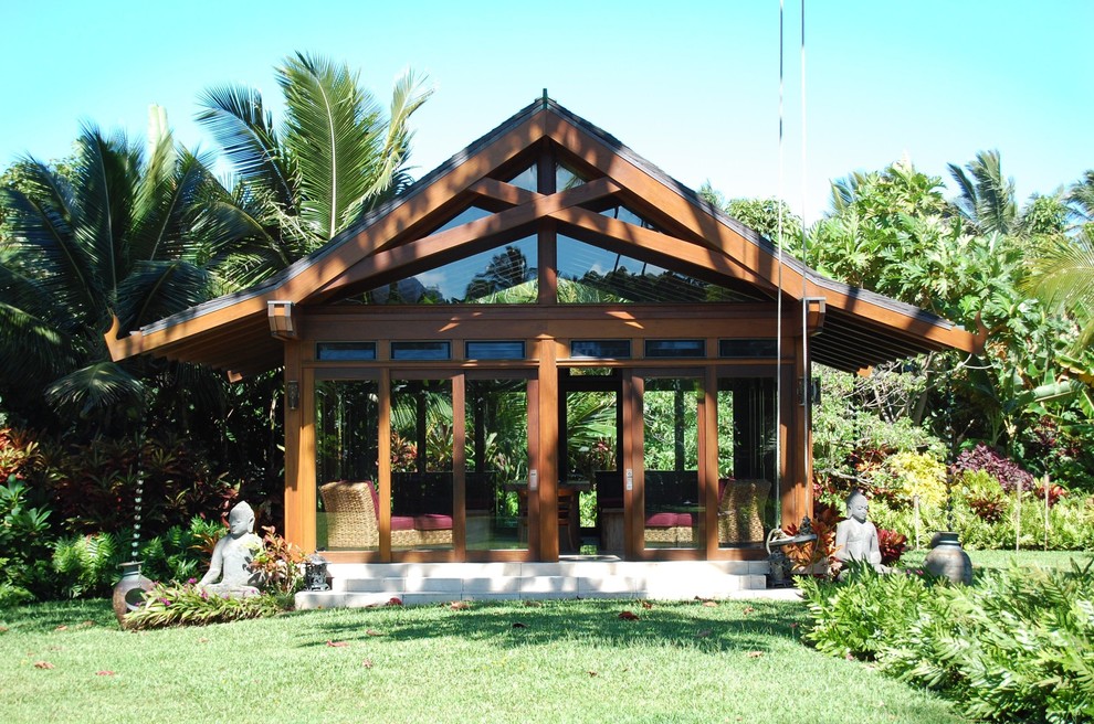 Bild på ett mellanstort tropiskt fristående gästhus