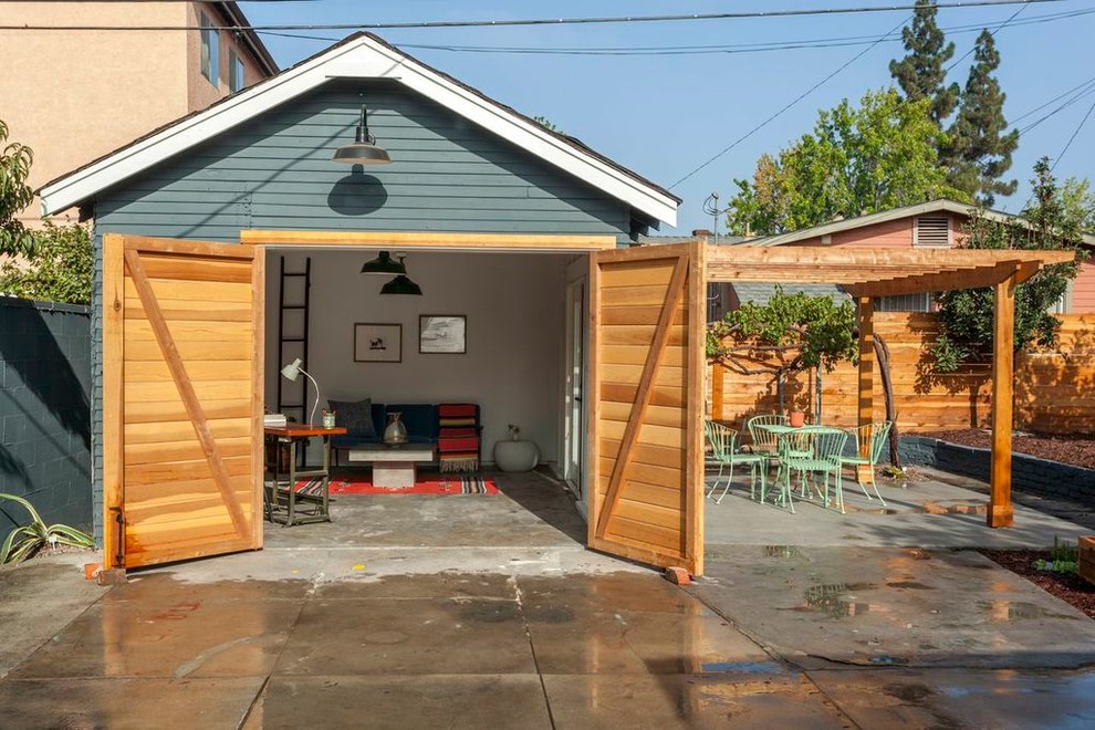 Idéer för att renovera en vintage fristående garage och förråd
