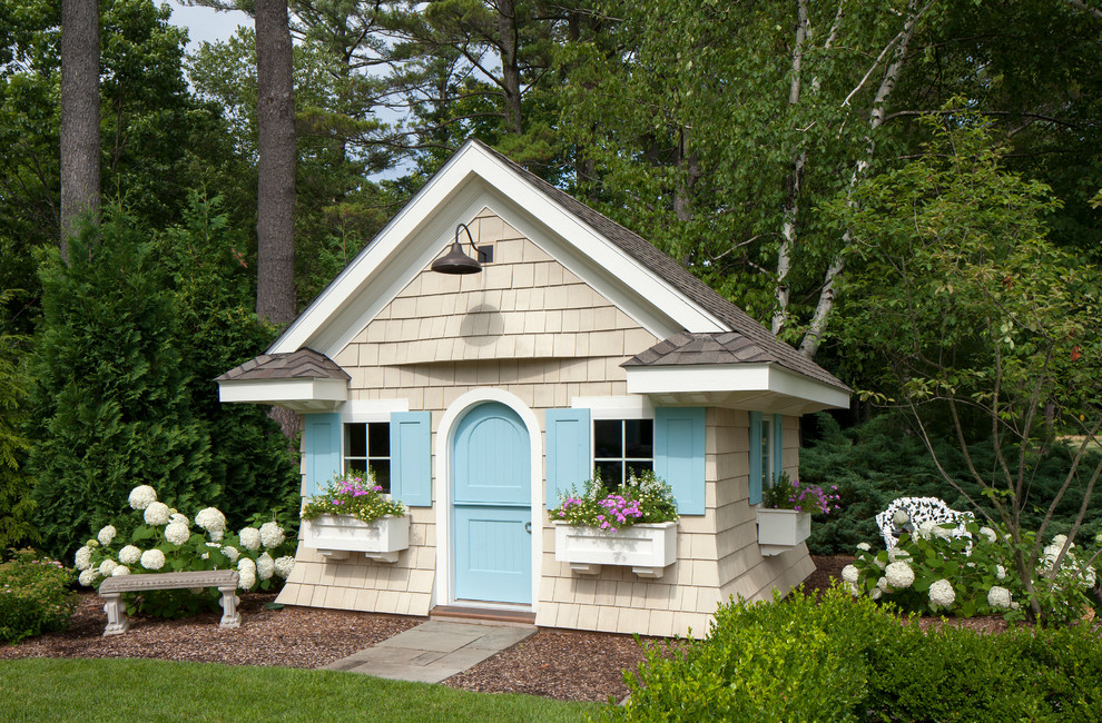 グランドラピッズにあるトラディショナルスタイルのおしゃれな物置小屋・庭小屋の写真