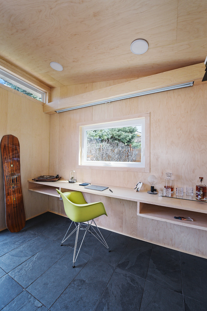 Стильный дизайн: маленький кабинет в современном стиле для на участке и в саду - последний тренд