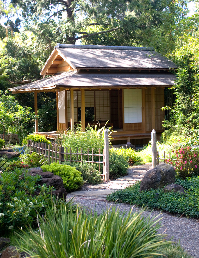 Inspiration pour un abri de jardin asiatique.