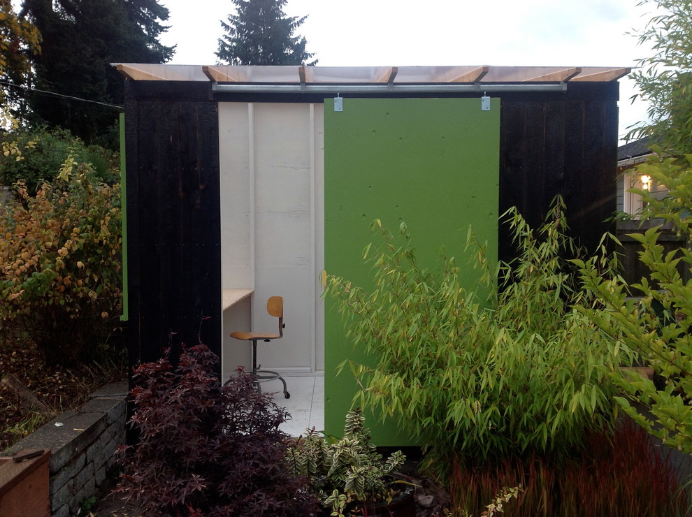 Exemple d'un petit abri de jardin séparé moderne avec un bureau, studio ou atelier.
