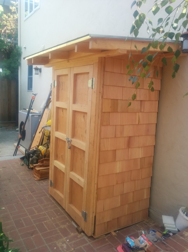 Inspiration for a medium sized classic detached garden shed in San Francisco.