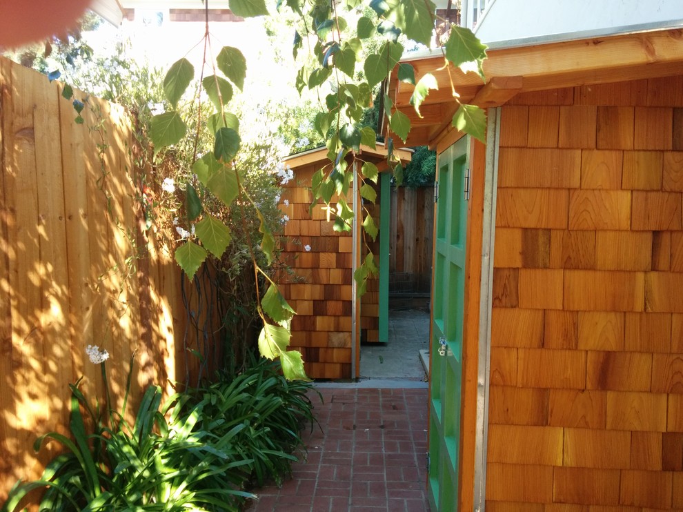 Aménagement d'un abri de jardin séparé craftsman de taille moyenne.