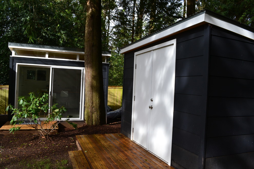 Idée de décoration pour un grand abri de jardin séparé minimaliste avec un bureau, studio ou atelier.