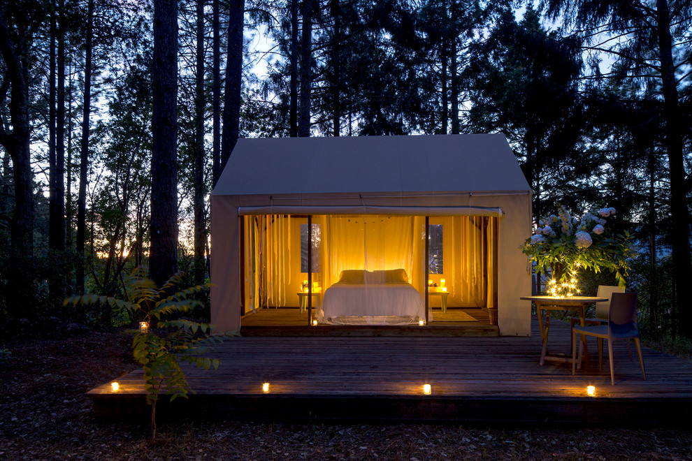 На фото: маленький отдельно стоящий домик для гостей в стиле неоклассика (современная классика) для на участке и в саду с