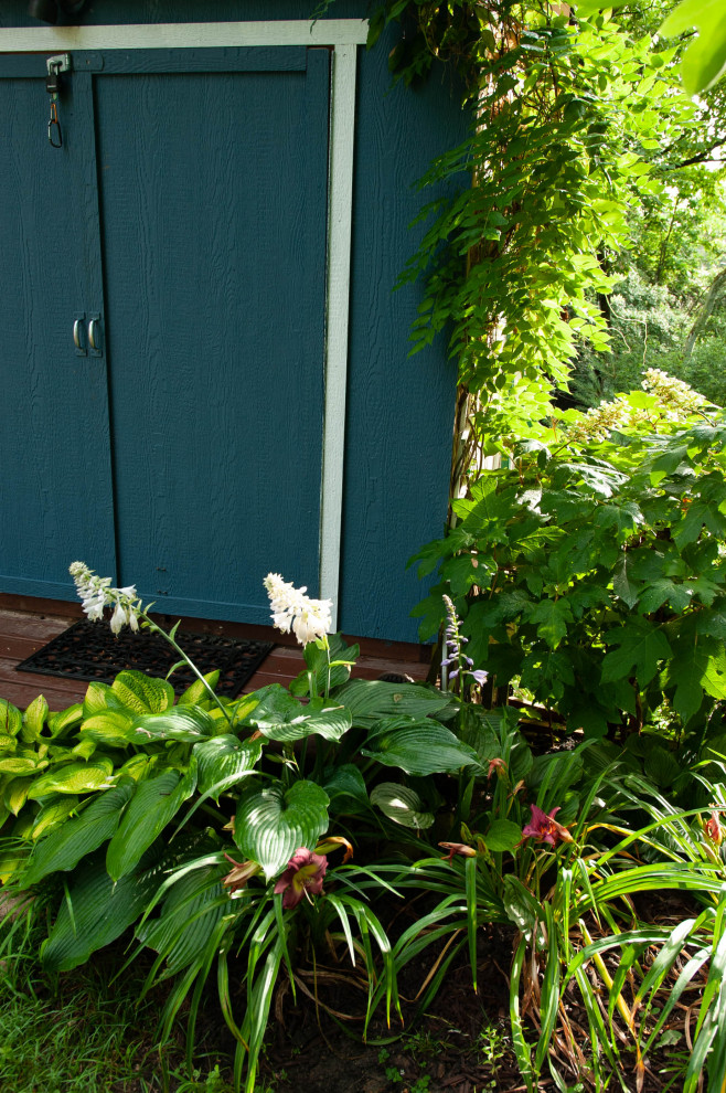 Cette image montre un petit abri de jardin rustique.