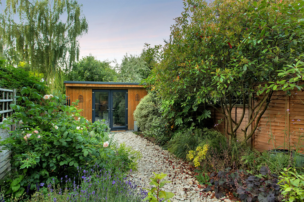 Exemple d'un petit abri de jardin séparé tendance avec un bureau, studio ou atelier.