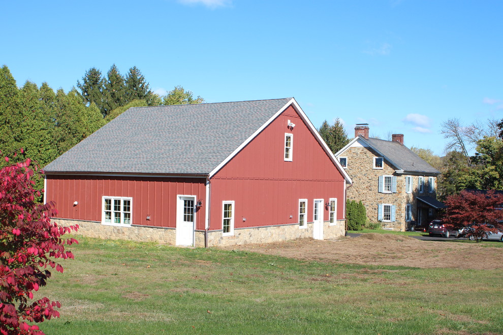 Large farmhouse detached barn photo in Philadelphia